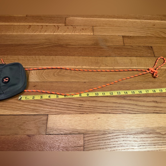 Lululemon “Take it on” Crossbody pouch - Picture 4 of 5